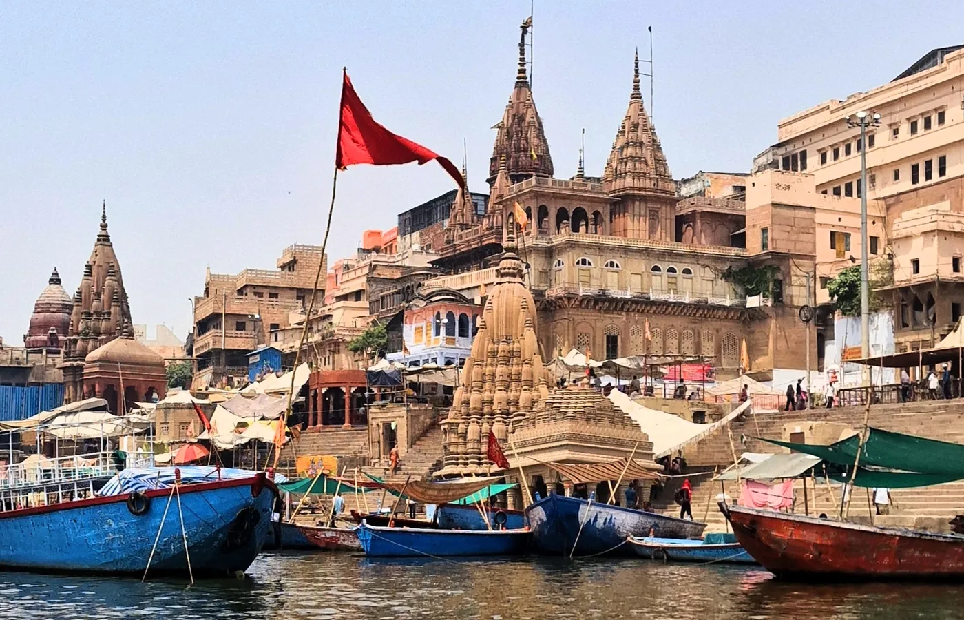 Gháty a loďky vo Varanasi